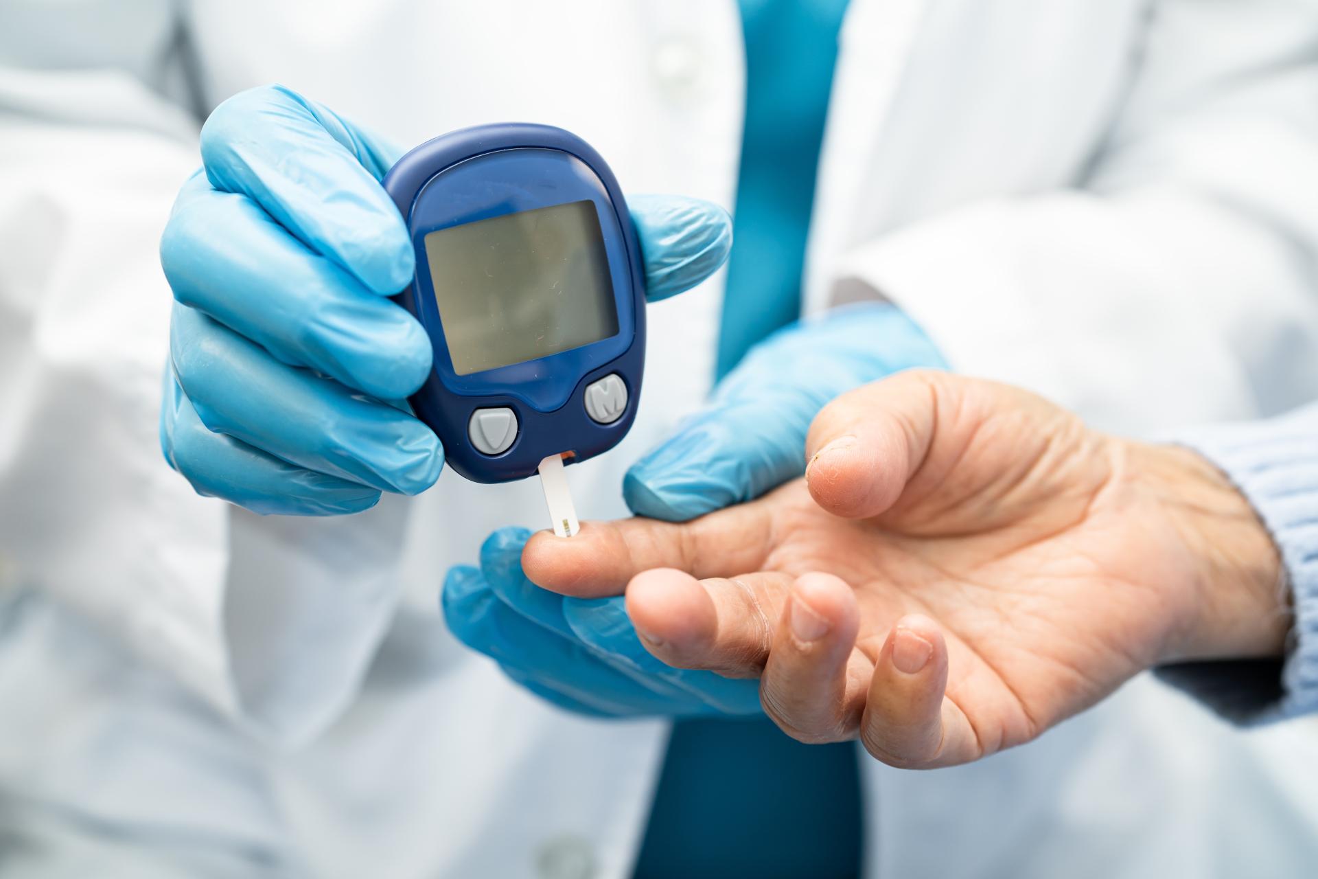 Diabeteszorg met insuline toedienen en bloedglucosewaarde meten