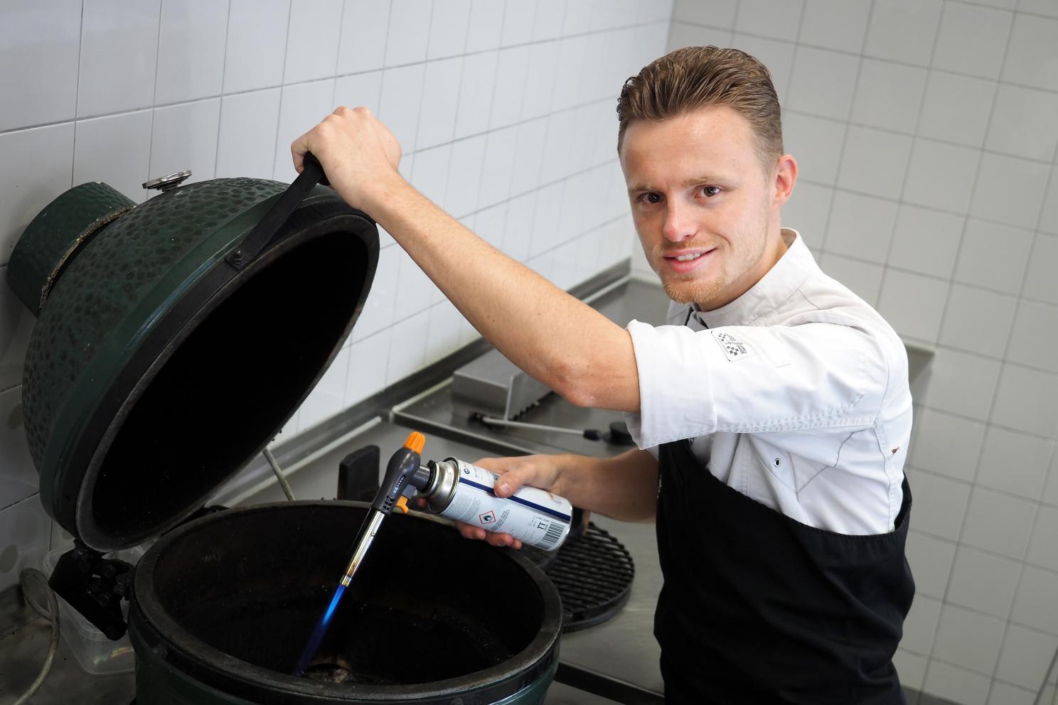 Student zelfstandig werkend kok