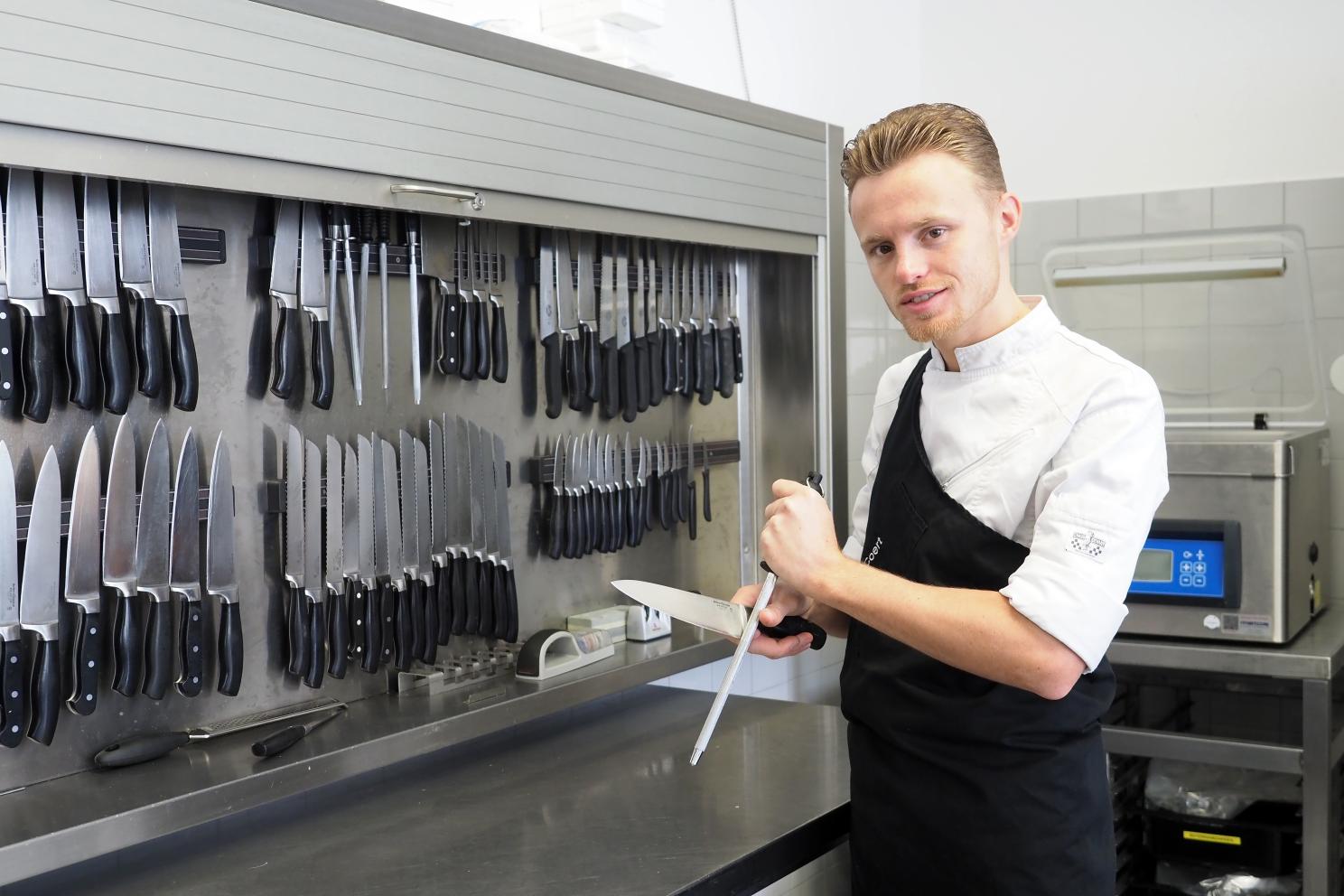 Student zelfstandig werkend kok