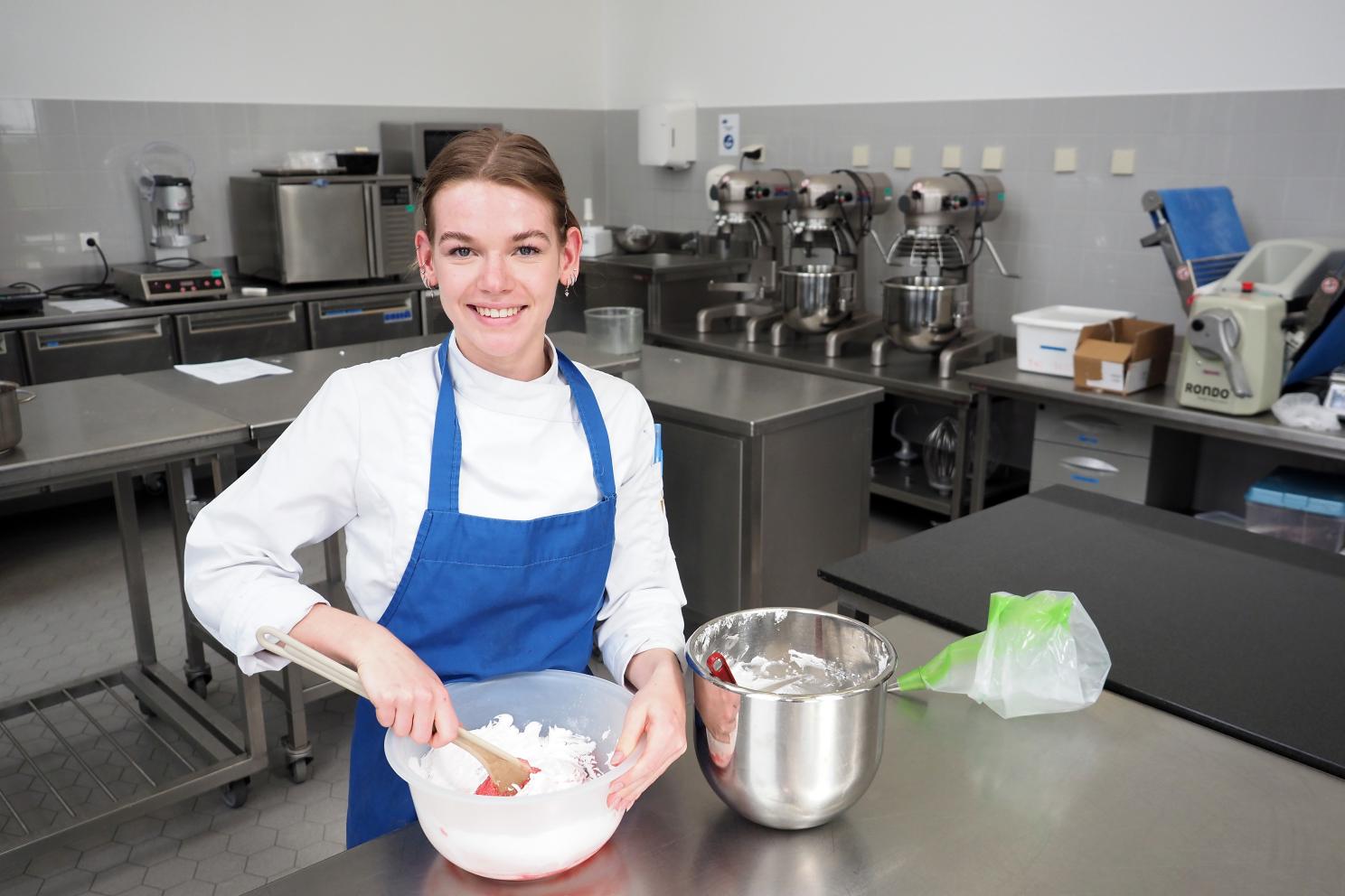 Student zelfstandig werkend bakker