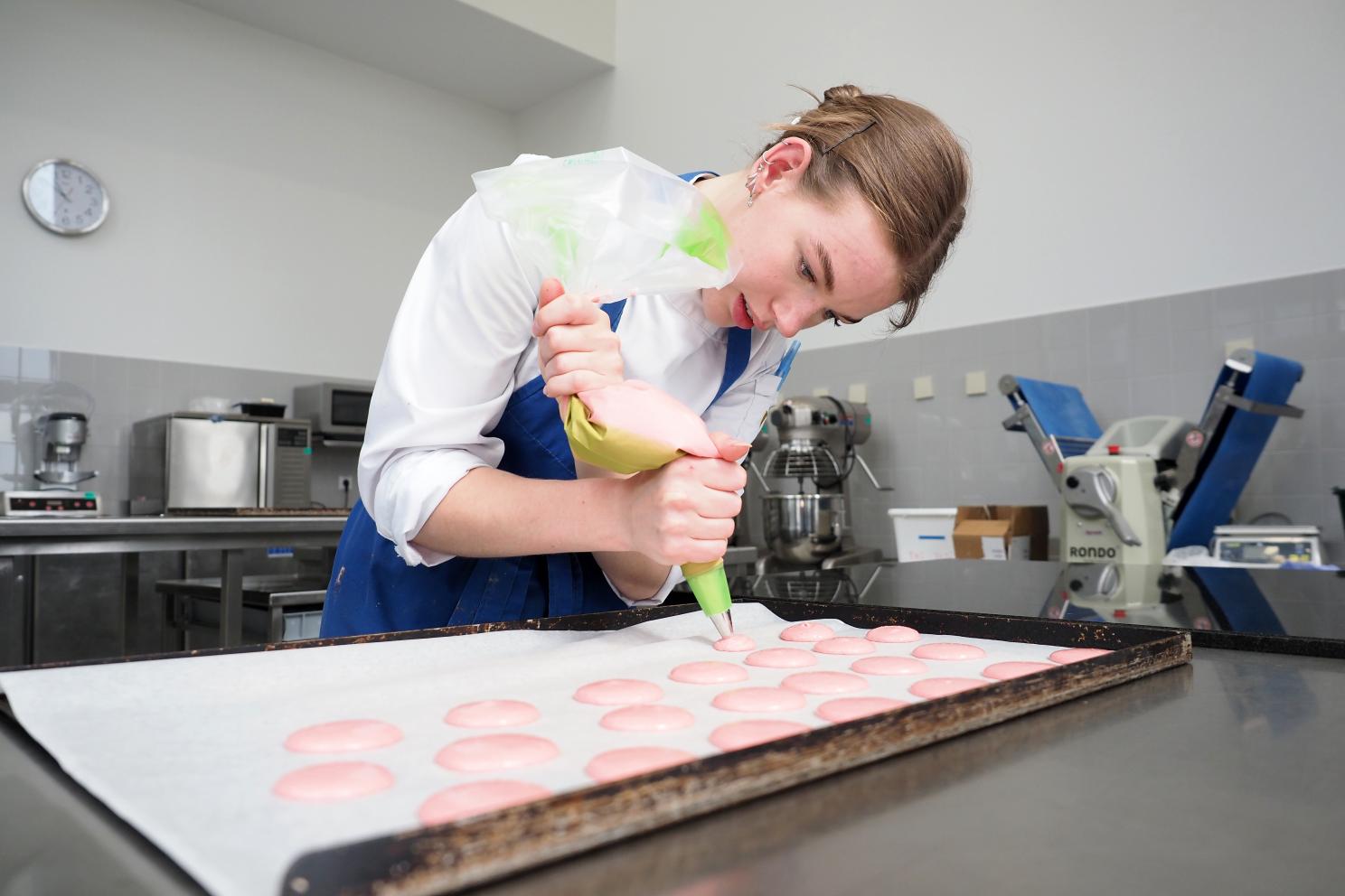 Student zelfstandig werkend bakker