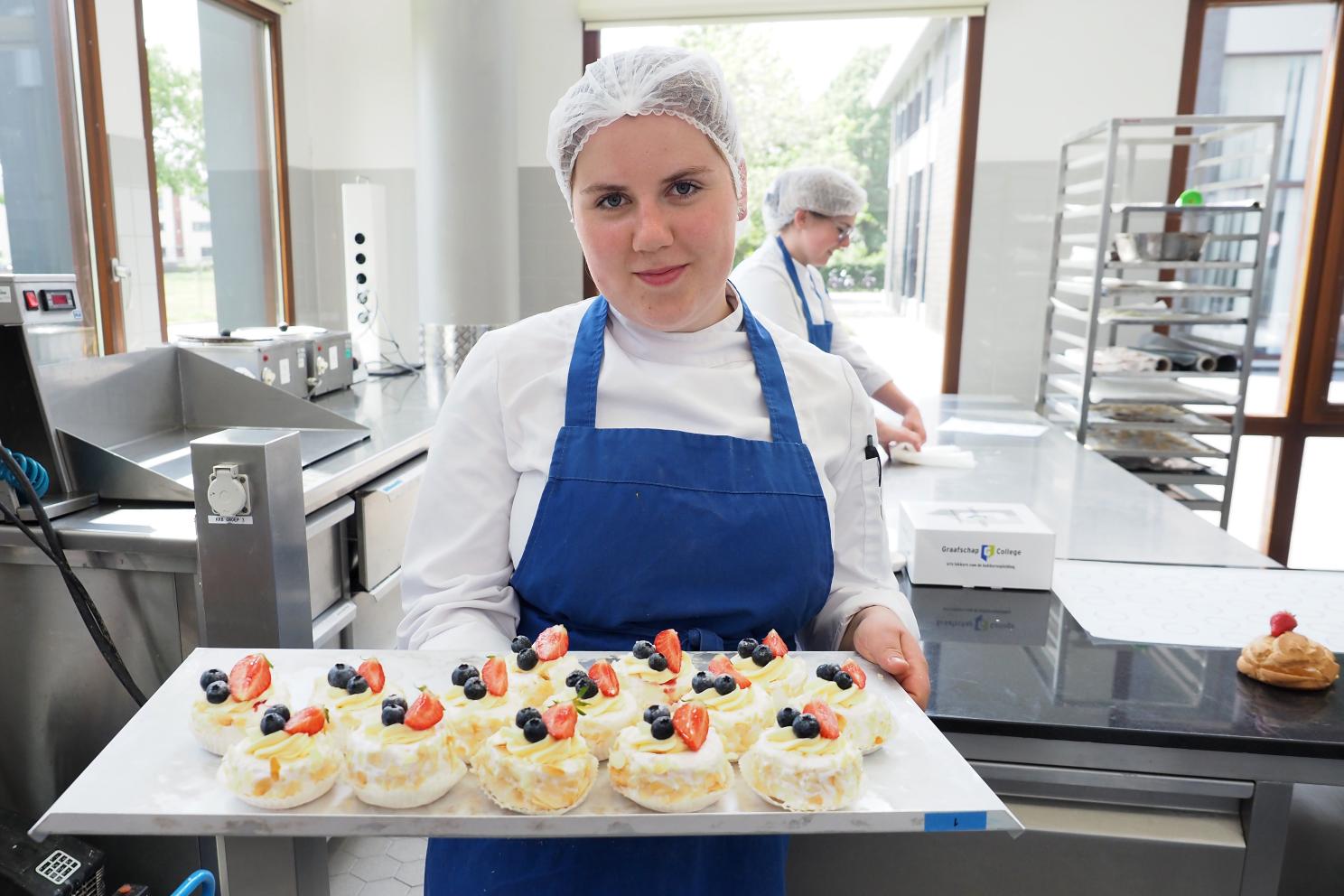 Student zelfstandig werkend bakker