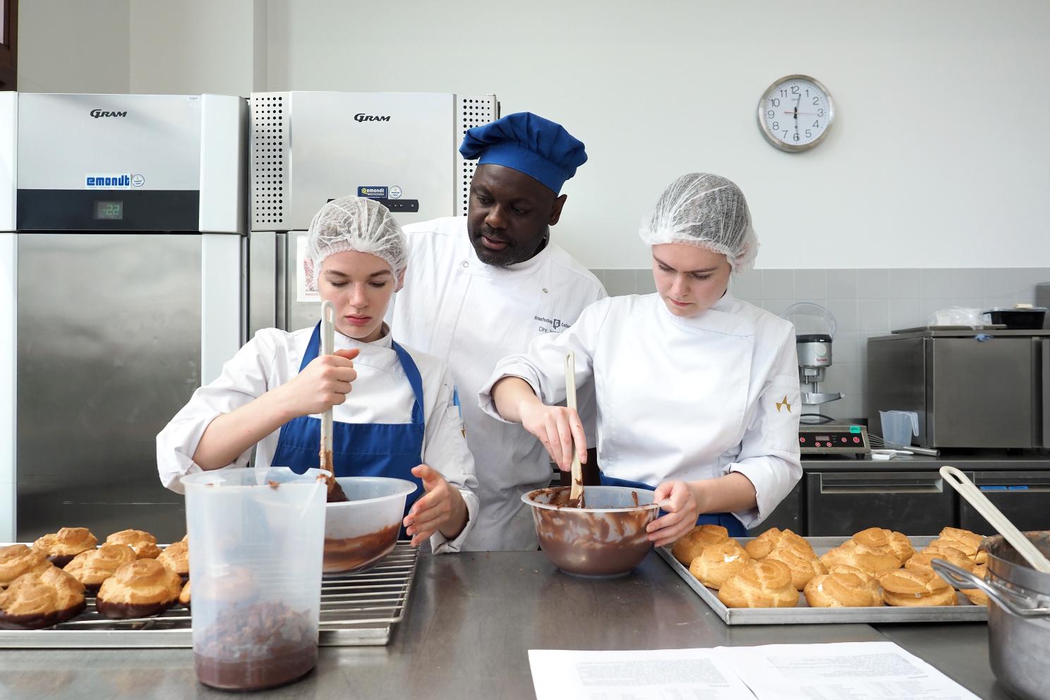 Studenten zelfstandig werkend bakker