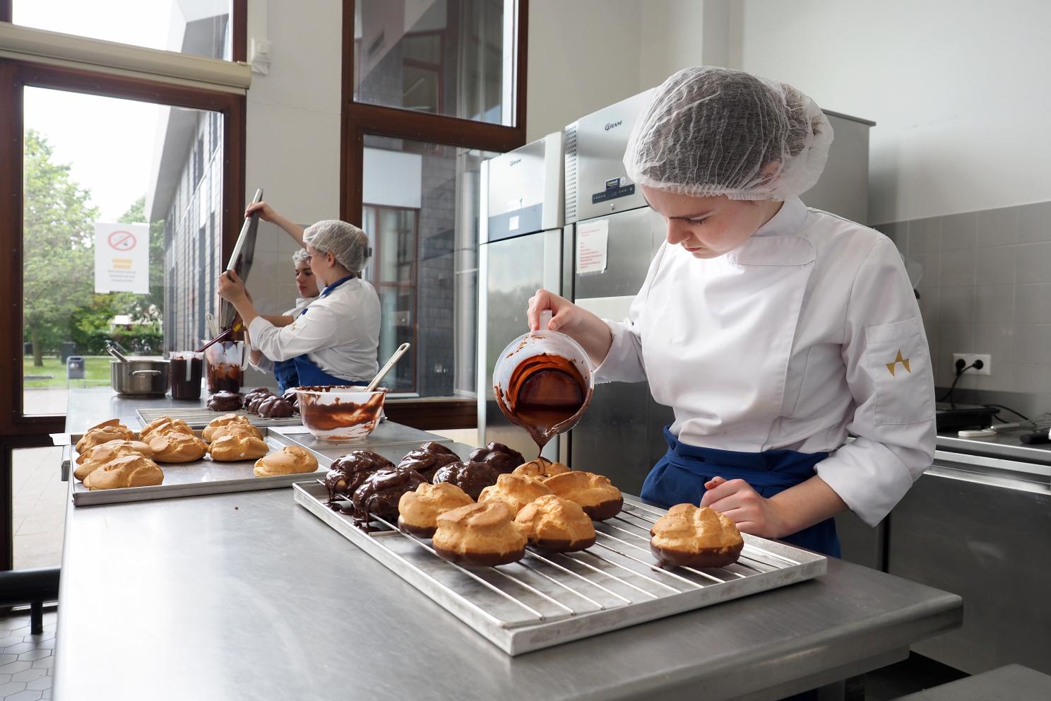 Studenten zelfstandig werkend bakker