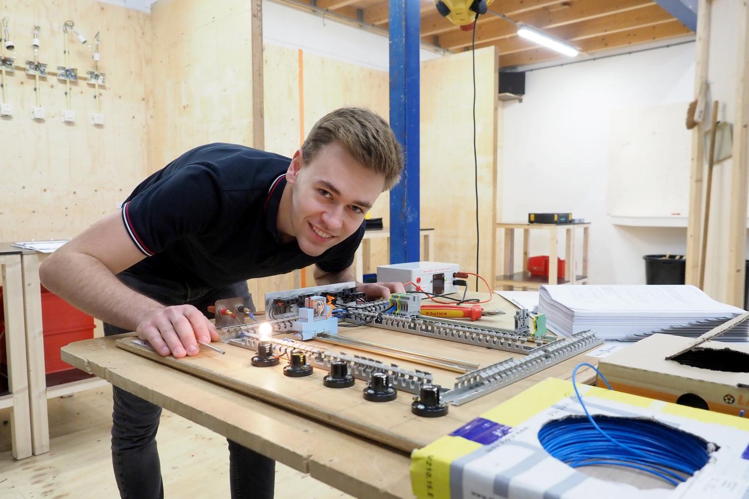 Student technicus elektrotechnische installaties in de gebouwde omgeving