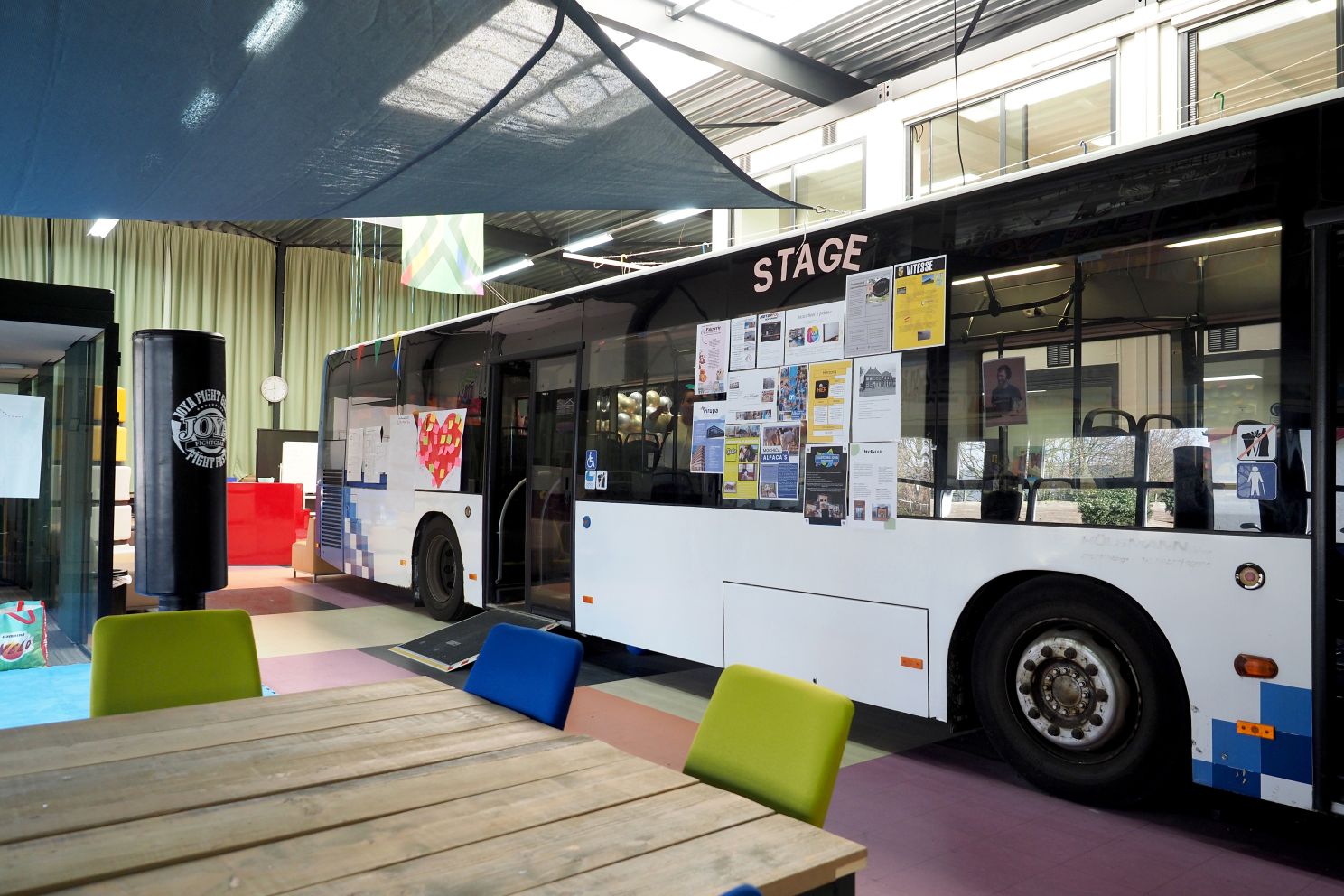 Zijkant YouLab-bus